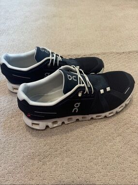 On Men's Sz 10.5 Running Shoes in Navy and White